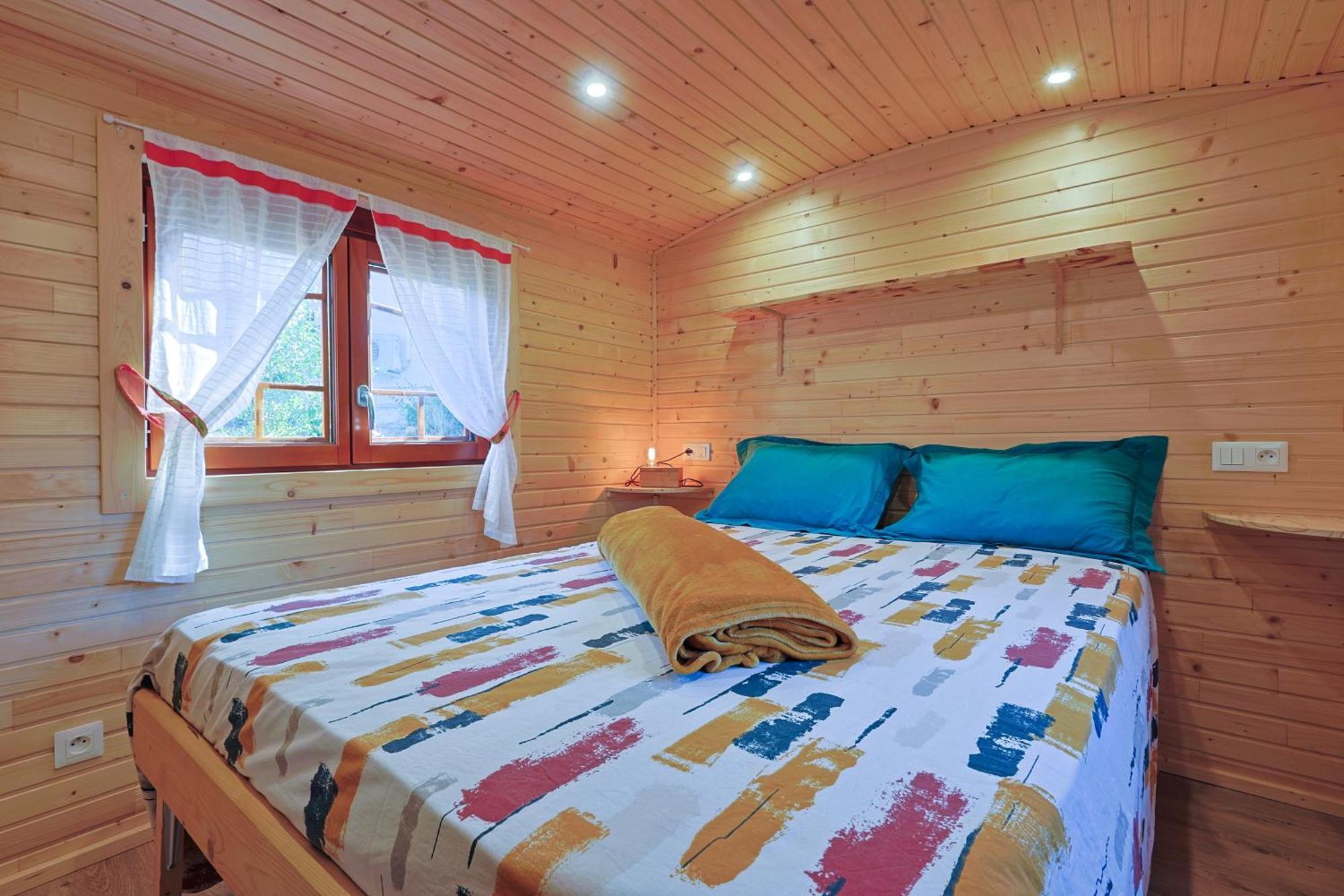 Camping Roulotte Au Coeur Des Vignes, *