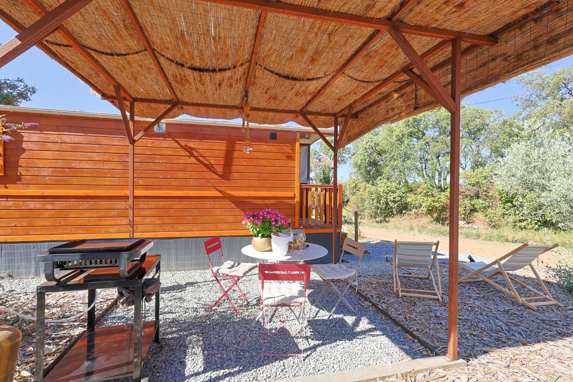 Camping Roulotte Au Coeur Des Vignes, *